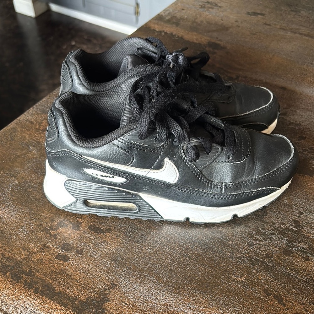 Nike Black and white airmax 90 
Size 2.5 youth Air max